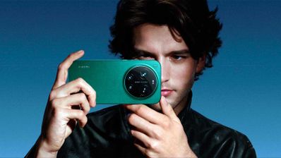 Un hombre sostiene de forma horizontal el Xiaomi 17 Ultra de color verde, mostrando su gran módulo de cámara circular.