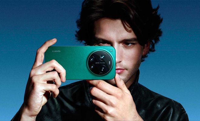 Un hombre sostiene de forma horizontal el Xiaomi 17 Ultra de color verde, mostrando su gran módulo de cámara circular.