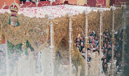 Palio de la Macarena por las calles de Sevilla