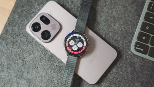 Reloj inteligente OPPO Watch X2 Mini con esfera analógica sobre la parte trasera de un teléfono OPPO Find X9 en color rosa.