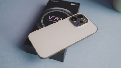 vivo V70 sobre su caja en color blanco