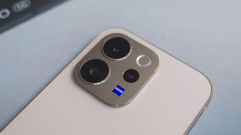 Primer plano del módulo de cámaras traseras del vivo V70 con el logotipo de Zeiss.