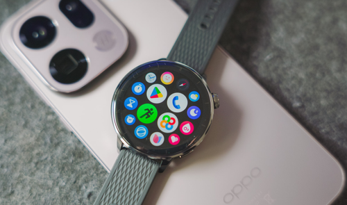 Reloj inteligente OPPO Watch X2 Mini con el menú de aplicaciones Wear OS sobre un teléfono móvil de la misma marca.