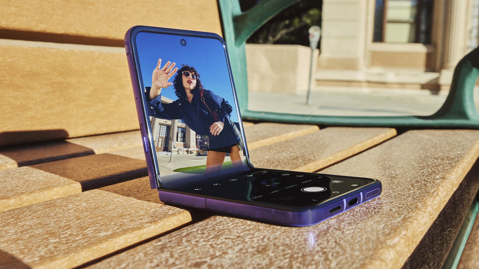 Foto de un oufit con el Motorola razr 70 ultra