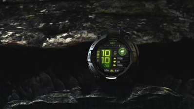 Reloj inteligente Garmin Instinct 3 Tactical Edition con pantalla de alto contraste en un entorno de roca oscura.
