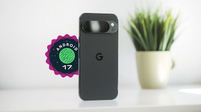 Logotipo de Android 17 junto al Google Pixel 10 Pro