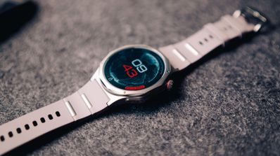 OPPO Watch X3 con la pantalla encendida