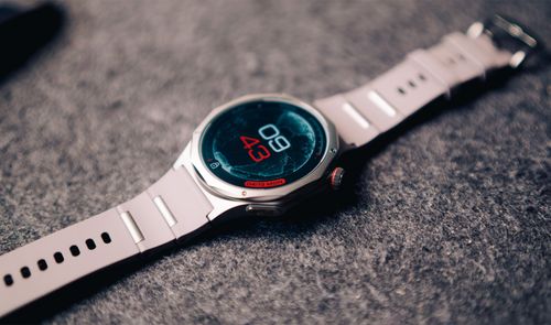 OPPO Watch X3 con la pantalla encendida