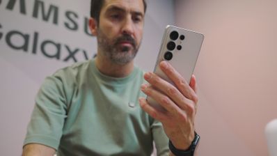 Pedro Santamaría con el Samsung Galaxy S26 Ultra en mano