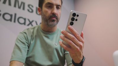 Pedro Santamaría con el Samsung Galaxy S26 Ultra en mano