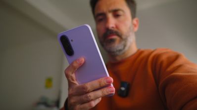 Pedro Santamaría con el Samsung Galaxy A37 en mano