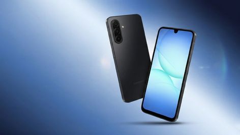 Parte frontal y trasera de un Samsung Galaxy A17 en color negro sobre fondo azul.