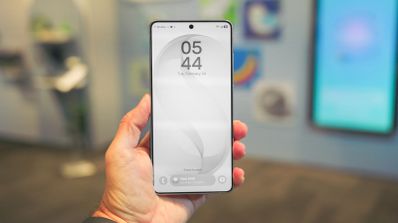 Samsung Galaxy S26 en mano con pantalla en blanco y negro