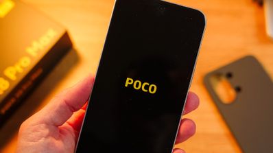 Teléfono POCO en mano encendiéndose con el logotipo