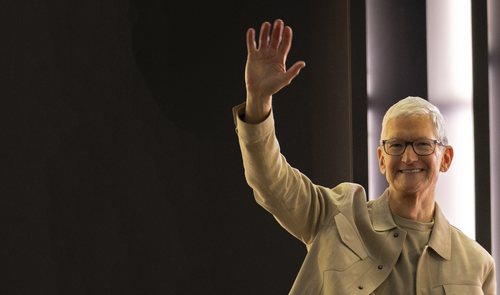 Tim Cook despidiéndose