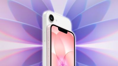 Parte trasera y frontal de un iPhone 17e en colores blanco y rosa con una cámara trasera.
