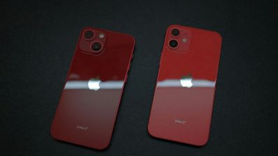 iPhone 12 mini y iPhone 13 mini en color Product RED