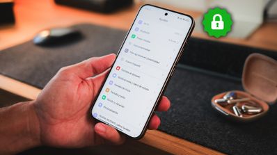 Smartphone Xiaomi 15T Pro en mano con icono de seguridad