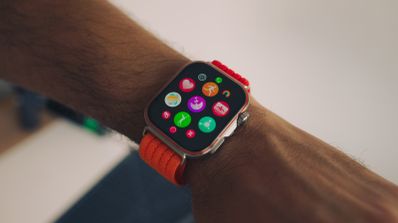 Primer plano del reloj inteligente Huawei Watch Fit 5 Pro en una muñeca mostrando el menú de aplicaciones con iconos circulares de colores.