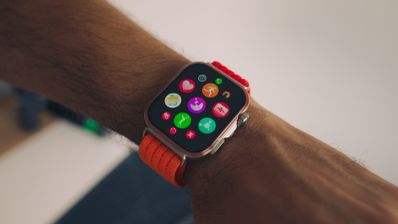 Primer plano del reloj inteligente Huawei Watch Fit 5 Pro en una muñeca mostrando el menú de aplicaciones con iconos circulares de colores.