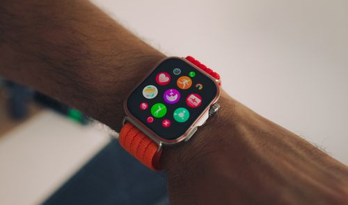 Primer plano del reloj inteligente Huawei Watch Fit 5 Pro en una muñeca mostrando el menú de aplicaciones con iconos circulares de colores.