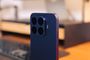 Primer plano del módulo de cámaras traseras del Xiaomi 17T Pro en color violeta sobre una mesa de escritorio.