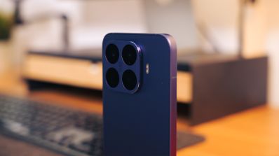 Primer plano del módulo de cámaras traseras del Xiaomi 17T Pro en color violeta sobre una mesa de escritorio.