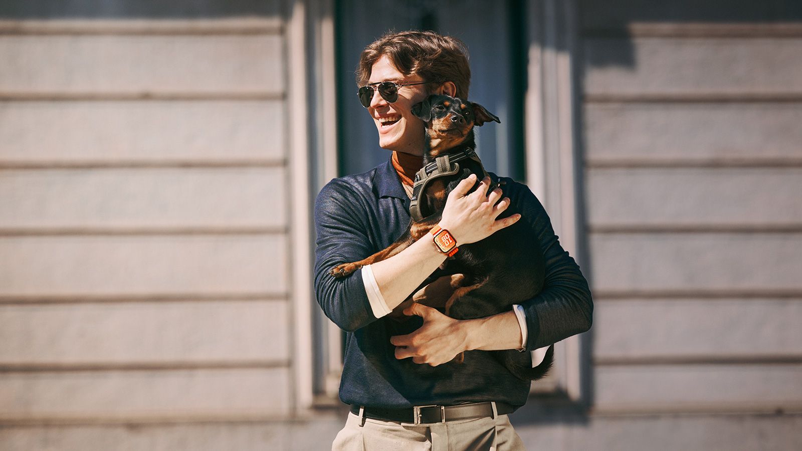 Hombre con Huawei Watch Fit 5 Pro y un perro en brazos / Imagen Huawei
