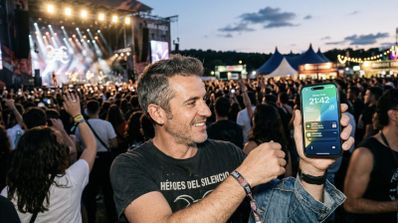 Hombre en un festival con el móvil en la mano