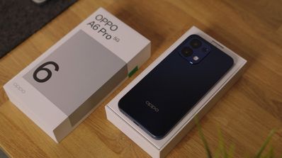 OPPO A6 Pro azul junto a su caja