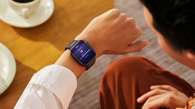 Primer plano de la pantalla del reloj inteligente Huawei Watch Fit 5 Pro en la muñeca de un usuario mostrando datos de salud.