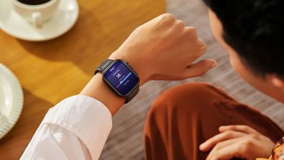 Primer plano de la pantalla del reloj inteligente Huawei Watch Fit 5 Pro en la muñeca de un usuario mostrando datos de salud.
