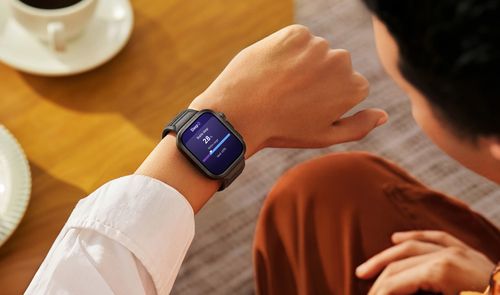 Primer plano de la pantalla del reloj inteligente Huawei Watch Fit 5 Pro en la muñeca de un usuario mostrando datos de salud.