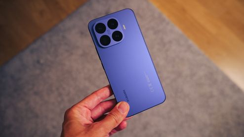 Parte trasera de un teléfono Xiaomi en color violeta con un módulo de cámaras cuadrado que integra tres lentes y un flash.