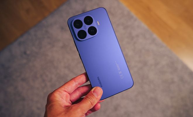 Parte trasera de un teléfono Xiaomi en color violeta con un módulo de cámaras cuadrado que integra tres lentes y un flash.