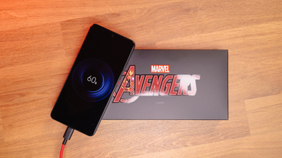 POCO X7 Pro Iron Man Edition cargando sobre la caja
