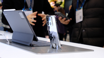 Móvil y tablet de Xiaomi en stand