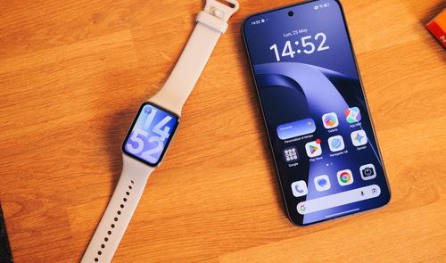 Xiaomi Smart Band 10 Pro junto a Xiaomi 17T