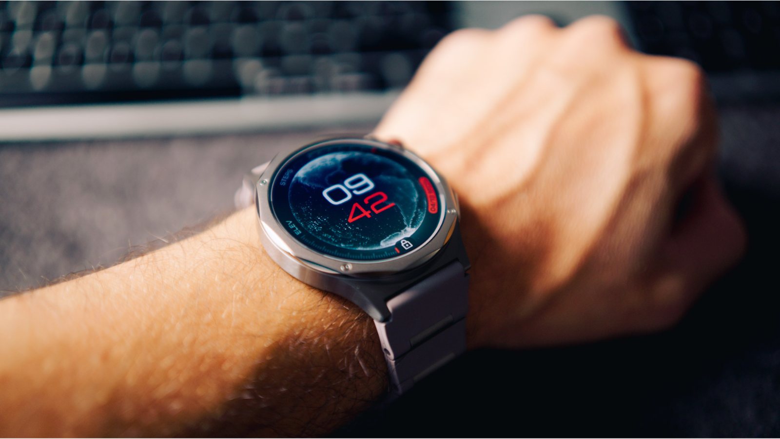 Diseño y pantalla del OPPO Watch X3 en la muñeca