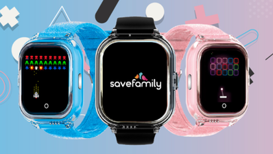 Tres relojes inteligentes infantiles SaveFamily en colores azul, negro y rosa con diferentes interfaces en sus pantallas sobre un fondo grafico.