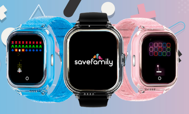 Tres relojes inteligentes infantiles SaveFamily en colores azul, negro y rosa con diferentes interfaces en sus pantallas sobre un fondo grafico.