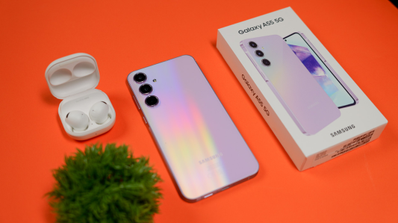 Samsung Galaxy A55 al lado de su caja y unos Galaxy Buds