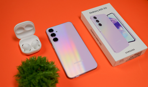 Samsung Galaxy A55 al lado de su caja y unos Galaxy Buds