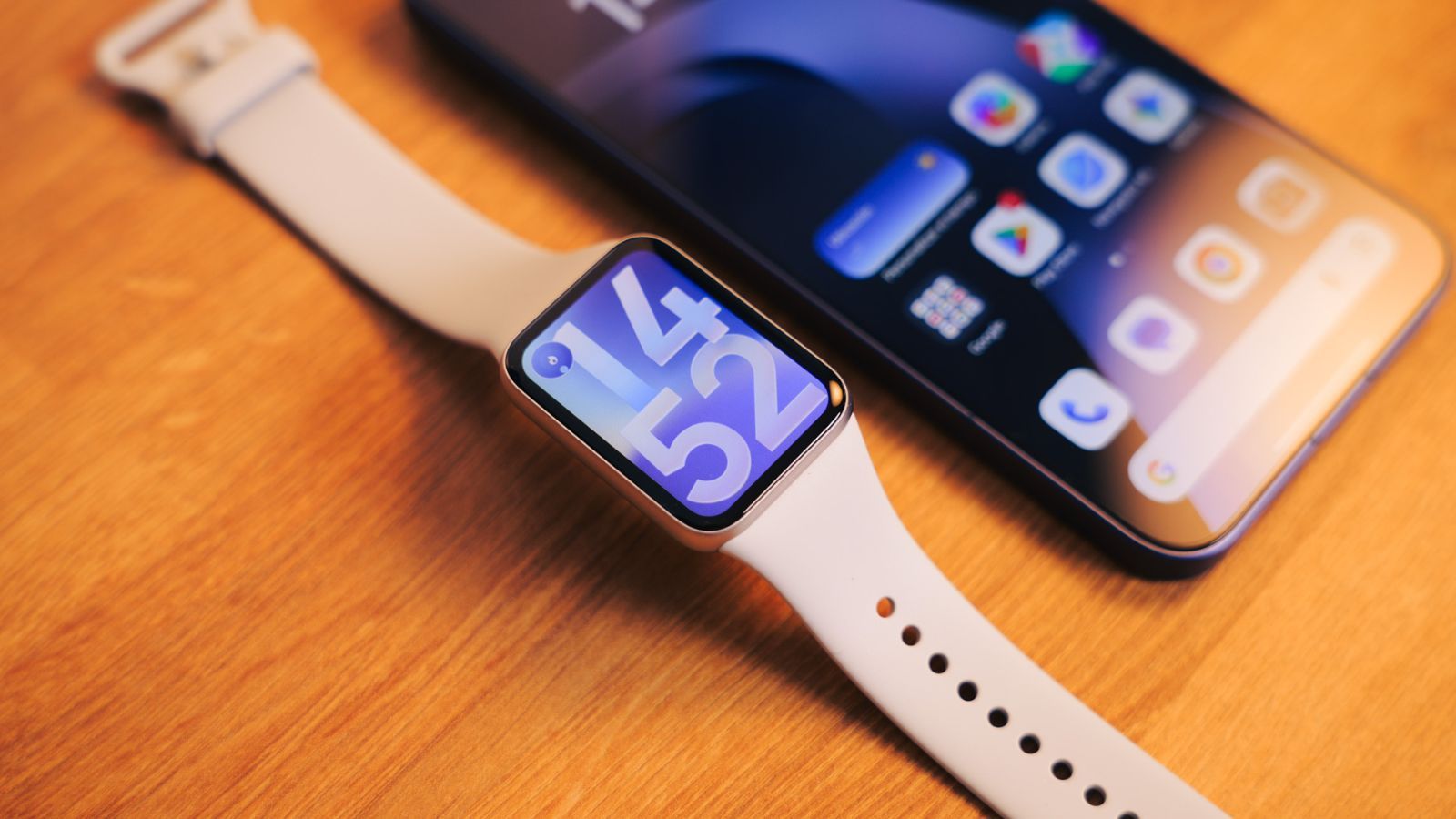 Xiaomi Smart Band 10 Pro junto a Xiaomi 17T