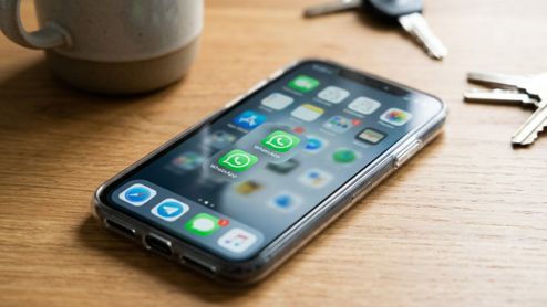 Pantalla de inicio de un iPhone con dos iconos de la aplicación WhatsApp instalados simultáneamente.