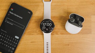 Google Pixel Watch 4 junto a un móvil y auriculares Google