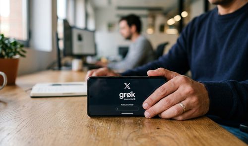 Grok en un telefono