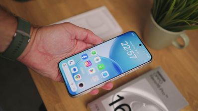 Pantalla del OPPO Reno16 Pro en mano