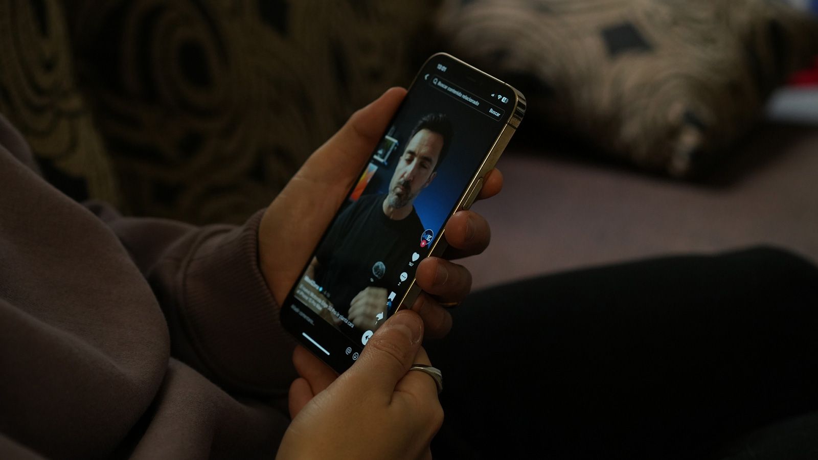 Persona viendo TikTok en el móvil
