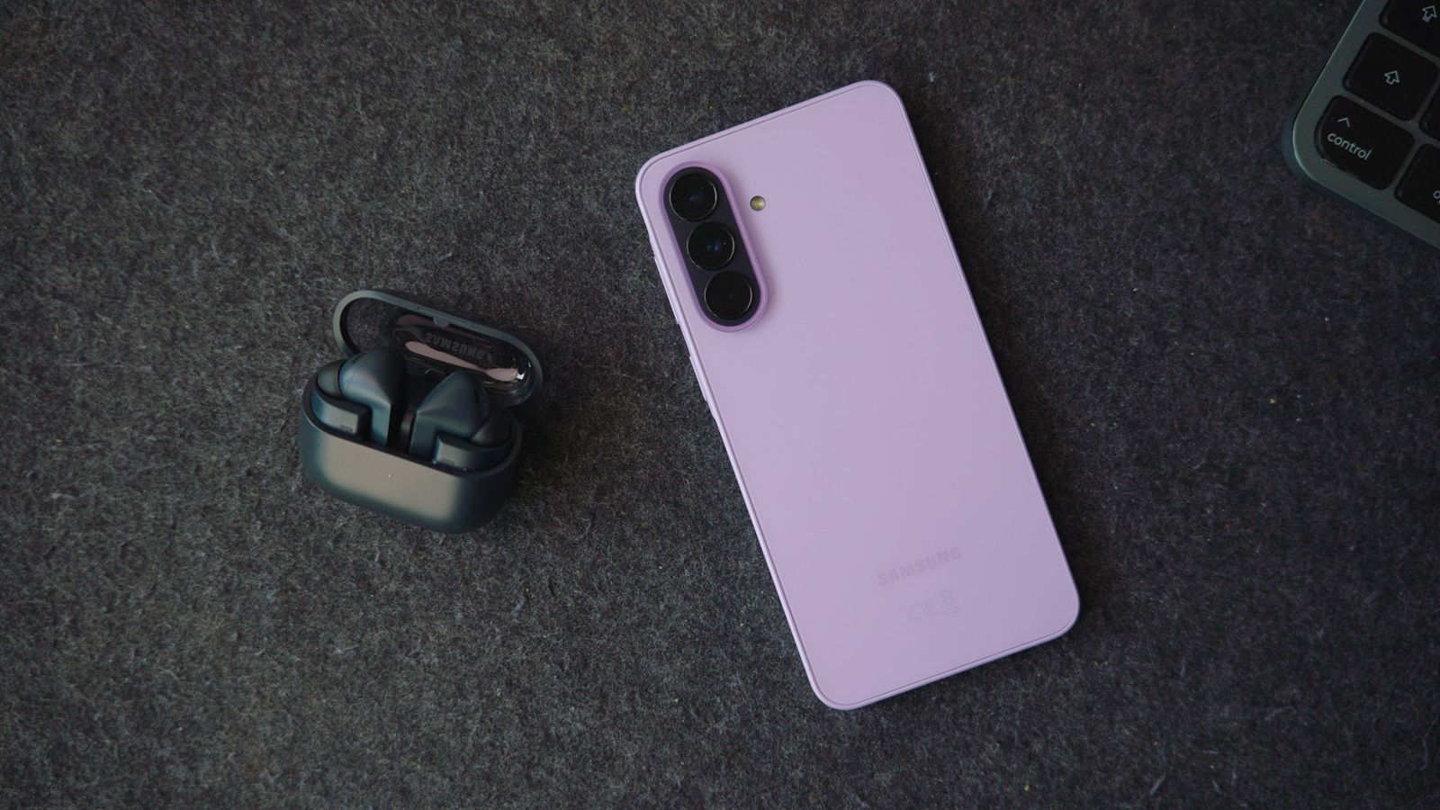 Samsung Galaxy A37 5G junto Galaxy Buds